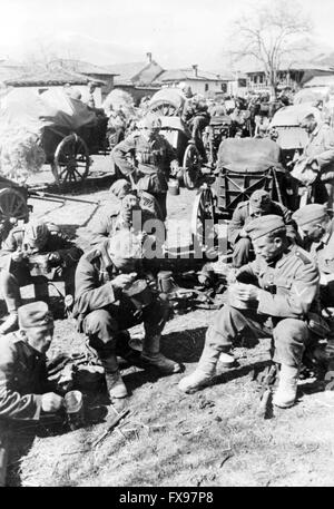 L'image de propagande nazie dépeint des soldats de la Wehrmacht allemande en pause alors qu'ils étaient en avance sur la péninsule des Balkans en avril 1941. Fotoarchiv für Zeitgeschichtee - PAS DE SERVICE DE VIREMENT - Banque D'Images