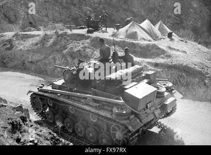 L'image de propagande nazie dépeint des soldats de la Wehrmacht allemande pendant l'avance dans le Royaume de Yougoslavie en avril 1941. Le texte de propagande nazie au dos de la photo se lit le 19 avril 1941: 'Avance en Serbie. Protégés par l'artillerie anti-aérienne, nos chars surpassent les cols de montagne des Balkans pour aller de l'avant contre la Serbie". Fotoarchiv für Zeitgeschichte / Banque D'Images