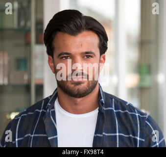 Brentwood, Essex, Royaume-Uni. 12 avril, 2016. Michael Hassiniarrives pour la relance d'Amy Childsbeauty coiffure à Brentwood, Essex Crédit : Ian Davidson/Alamy Live News Banque D'Images