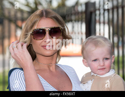 Brentwood, Essex, Royaume-Uni. 12 avril, 2016., Billie Faiers et Nelly à la relance d'Amy le salon de beauté de l'enfant à Brentwood, Essex Crédit : Ian Davidson/Alamy Live News Banque D'Images