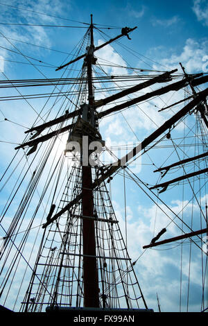 Docks de Bristol, Royaume-Uni. 12 avril 2016. Un membre de l'équipe travaille en haut d'un mât sur le Kaskelot, tous les grands voiliers amarrés dans le port de Bristol. Le magnifique voilier gréé carré est de retour dans son port d'attache en mars, avril et mai Crédit : Stephen Hyde/Alamy Live News Banque D'Images