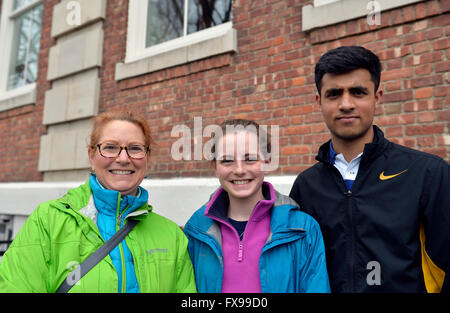 Port Washington, New York, USA. 11 avril 2016. L-R, Patricia ponts, ponts Maggie son 17-year-old fille en 11e année, et QASIM IQBAL, 18 ans et dans la 12e année, sont en attente sur la ligne d'assister à une Hillary Clinton, principal candidat primaire présidentielle démocratique, discussion sur la prévention de la violence des armes à feu avec des activistes qui ont perdu des membres de leur famille en raison d'exécutions. Hillary Clinton, l'ancien secrétaire d'État et de crédit aux États-Unis : Ann E Parry/Alamy Live News Banque D'Images