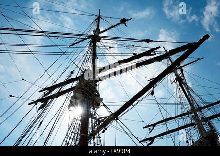 Docks de Bristol, Royaume-Uni. 12 avril 2016. Un membre de l'équipe travaille en haut d'un mât sur le Kaskelot, tous les grands voiliers amarrés dans le port de Bristol. Le magnifique voilier gréé carré est de retour dans son port d'attache en mars, avril et mai Crédit : Stephen Hyde/Alamy Live News Banque D'Images