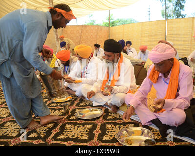 Des centaines de pèlerins Sikhs Indiens sont arrivés à la gare ferroviaire de Wagah par un train spécial près de Lahore. Yatris Sikh sera en visite au Pakistan pour célébrer le festival de Baisakhi marque le début de l'année solaire, en particulier le Punjabi remercie Dieu de bonne récolte. Le Vaisakhi, Gurudwaras des processions et des spectacles traditionnels sont les points forts de la journée. Histoire de sa genèse à partir de Baisakhi Baisakhi fête le jour de 1699 organisée par le dixième gourou sikh, Guru Gobind Singh Khalsa pour former des soldats - Confrérie Saint à lutter contre la tyrannie et l'oppression. (Photo par Rana Sajid Hussa Banque D'Images