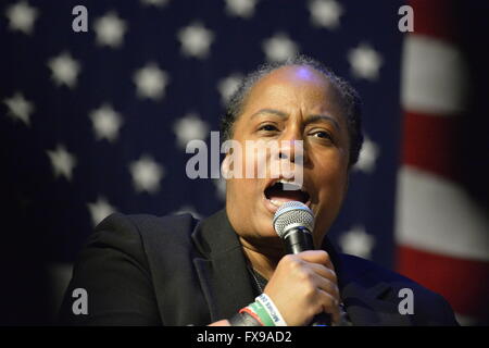 Port Washington, New York, USA. 11 avril 2016. MARIE DELUS, qui a perdu son neveu dans le Queens, de prise de parole sur le panneau au cours d'une discussion sur la prévention de la violence des armes à feu avec Hillary Clinton, qui a appelé à un renforcement de la législation des armes à feu. Clinton a appelé à une législation sur le contrôle des armes à feu et a juré de prendre sur le lobby des armes à feu, NRA National Rifle Association. Présidentielles primaires de New York est le 19 avril. Credit : Ann E Parry/Alamy Live News Banque D'Images