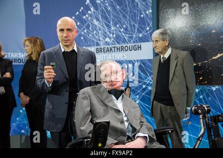 (160412) -- NEW YORK, 12 avril 2016 (Xinhua) -- l'astrophysicien Stephen Hawking (R) avant, pose avec le milliardaire Russe Yuri Milner (L, à l'avant) au projet "tarShot' conférence de presse à un observatoire mondial à New York, États-Unis, 12 avril 2016. L'astrophysicien britannique Stephen Hawking a annoncé ce mardi qu'il s'associe avec le milliardaire Russe Yuri Milner et un groupe de scientifiques pour une nouvelle "tarshot" l'exploration de l'espace programme, qui va construire petit engin spatial appelé 'nanocraft" capable d'atteindre l'étoile Alpha du Centaure système dans environ 20 ans après le lancement. (Yucheng Garden Banque D'Images