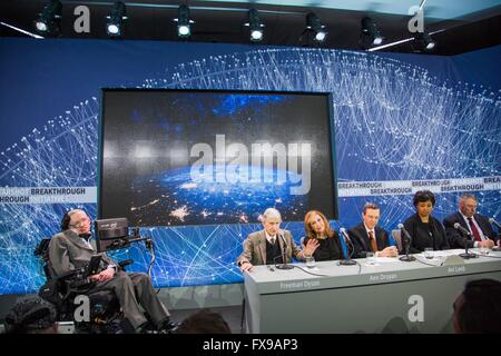 (160412) -- NEW YORK, 12 avril 2016 (Xinhua) -- Le physicien et mathématicien théorique Freeman Dyson (2e, L) prend la parole à l''StarShot" Conférence de presse à un observatoire mondial à New York, États-Unis, 12 avril 2016. Les visiteurs sont (R) : L'ancien directeur de l'Ames Research Center de la NASA Pete Worden, astronaute de la NASA Mae Jemison, physicien théorique Avi Loeb, auteur et producteur Ann Druyan, physicien et mathématicien théorique Freeman Dyson et de l'astrophysicien Stephen Hawking. L'astrophysicien britannique Stephen Hawking a annoncé ce mardi qu'il va collaborer avec la Fédération de milliards Banque D'Images