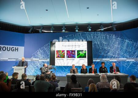 (160412) -- NEW YORK, 12 avril 2016 (Xinhua) -- le milliardaire Russe Yuri Milner (1e, L) prend la parole à l''StarShot" Conférence de presse à un observatoire mondial à New York, États-Unis, 12 avril 2016. Les visiteurs sont (R) : L'ancien directeur de l'Ames Research Center de la NASA Pete Worden, astronaute de la NASA Mae Jemison, physicien théorique Avi Loeb, auteur et producteur Ann Druyan, physicien et mathématicien théorique Freeman Dyson, l'astrophysicien Stephen Hawking et milliardaire Russe Yuri Milner. L'astrophysicien britannique Stephen Hawking a annoncé ce mardi qu'il s'associe avec Russ Banque D'Images