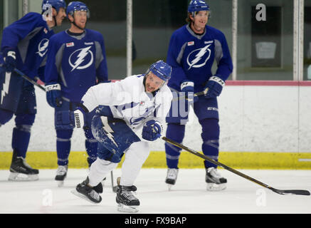 Brandon, Florida, USA. 1er juillet 2012. Le Lightning de Tampa Bay Ryan Callahan retourne à la glace d'une blessure qu'il pratique avec son équipe de l'Ice Sports Forum Brandon lundi (04/11/16) © Dirk Shadd/Tampa Bay Times/ZUMA/Alamy Fil Live News Banque D'Images