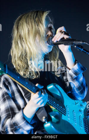 Milan Italie. 12 avril 2016. Le groupe de pop indie Anglais LA MAISON JAPONAISE effectue sur scène à fabrique de l'ouverture du spectacle du crédit 1975 : Rodolfo Sassano/Alamy Live News Banque D'Images