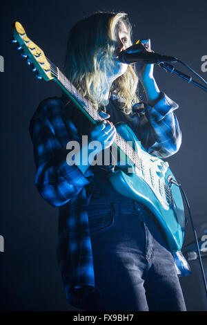 Milan Italie. 12 avril 2016. Le groupe de pop indie Anglais LA MAISON JAPONAISE effectue sur scène à fabrique de l'ouverture du spectacle du crédit 1975 : Rodolfo Sassano/Alamy Live News Banque D'Images