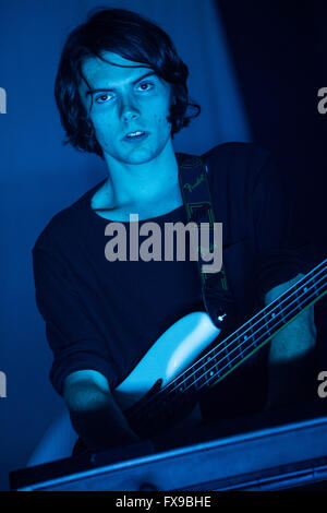 Milan Italie. 12 avril 2016. Le groupe de pop indie Anglais LA MAISON JAPONAISE effectue sur scène à fabrique de l'ouverture du spectacle du crédit 1975 : Rodolfo Sassano/Alamy Live News Banque D'Images
