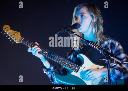 Milan Italie. 12 avril 2016. Le groupe de pop indie Anglais LA MAISON JAPONAISE effectue sur scène à fabrique de l'ouverture du spectacle du crédit 1975 : Rodolfo Sassano/Alamy Live News Banque D'Images