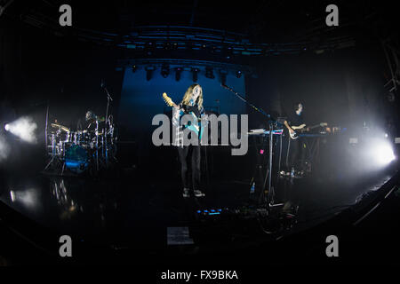 Milan Italie. 12 avril 2016. Le groupe de pop indie Anglais LA MAISON JAPONAISE effectue sur scène à fabrique de l'ouverture du spectacle du crédit 1975 : Rodolfo Sassano/Alamy Live News Banque D'Images