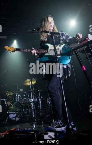 Milan Italie. 12 avril 2016. Le groupe de pop indie Anglais LA MAISON JAPONAISE effectue sur scène à fabrique de l'ouverture du spectacle du crédit 1975 : Rodolfo Sassano/Alamy Live News Banque D'Images
