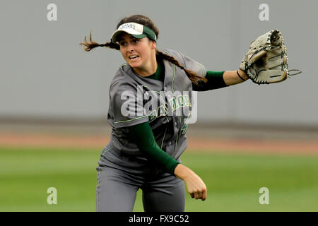 Houston, TX, USA. 12 avr, 2016. Droit Baylor fielder Linsey Hays # 45 lance une balle à la mis en service au cours de l'infield match NCAA entre Houston et stade de softball de Cougar Baylor à Houston, TX. Image Crédit : Erik Williams/Cal Sport Media/Alamy Live News Banque D'Images