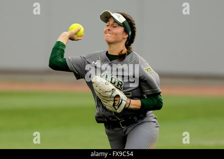 Houston, TX, USA. 12 avr, 2016. Droit Baylor fielder Linsey Hays # 45 lance une balle à la mis en service au cours de l'infield match NCAA entre Houston et stade de softball de Cougar Baylor à Houston, TX. Image Crédit : Erik Williams/Cal Sport Media/Alamy Live News Banque D'Images