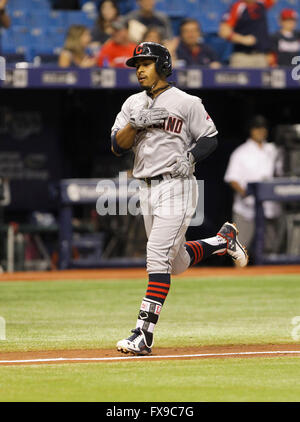 Saint Petersburg, Florida, USA. 12 avr, 2016. Vous VRAGOVIC | fois.Cleveland Indians shortstop Francisco Lindor (12) pats sa poitrine comme il est à la tête de la plaque après son solo accueil courir à la quatrième manche du match entre les Rays de Tampa Bay et les Indians de Cleveland au Tropicana Field à Saint-Pétersbourg, en Floride, le mardi 12 avril, 2016. © Vous Vragovic/Tampa Bay Times/ZUMA/Alamy Fil Live News Banque D'Images