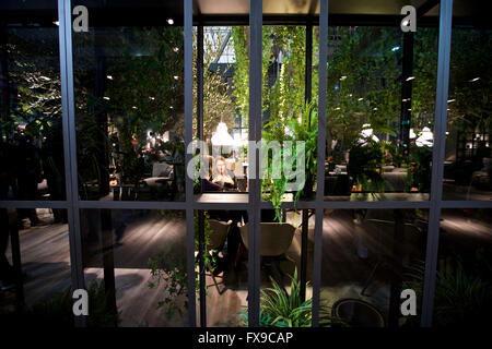 Milan. 12 avr, 2016. Photo prise le Mardi, Avril 12, 2016 montre l'exposition au salon du meuble de Milan, Italie. La 55e édition du Salone del Mobile de Milan, ou meuble, ouvre ici le mardi et se poursuivra jusqu'à dimanche. © Jin Yu/Xinhua/Alamy Live News Banque D'Images