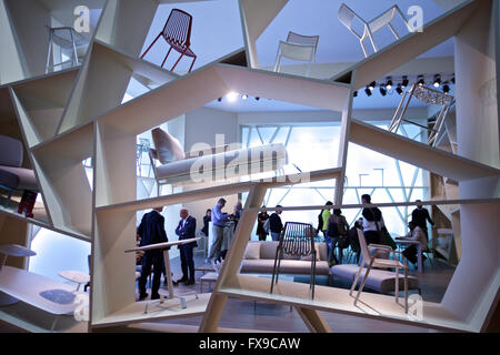 Milan. 12 avr, 2016. Photo prise le Mardi, Avril 12, 2016 montre l'exposition au salon du meuble de Milan, Italie. Le 55e Salon du Meuble de Milan, ou juste, ouvert ici mardi et se poursuivra jusqu'à dimanche. © Jin Yu/Xinhua/Alamy Live News Banque D'Images