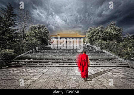 Dali, Dali, CHN. Apr 11, 2016. Les trois pagodes du temple Chongsheng sont un ensemble de trois tours pagode indépendant organisé sur les angles d'un triangle équilatéral, près de la ville de Dali, Yunnan Province, China, datant de l'époque du royaume de Nanzhao et royaume de Dali à la 9e et 10e siècles. Les trois pagodes se trouvent à environ 1,5 km (0,93 mi) au nord de Dali, Yunnan province pittoresque. Credit : ZUMA Press, Inc./Alamy Live News Banque D'Images