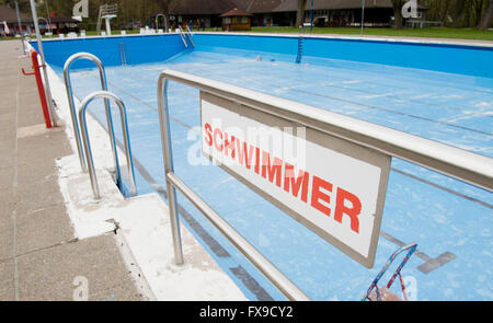 Hanovre, Allemagne. Apr 11, 2016. Un panneau avec écrit 'Swimmers' pend sur le Annabad Swim Club à Hanovre, Allemagne, 11 avril 2016. Les préparatifs de la piscine saison sont en plein essor. De nombreuses piscines en plein air est ouvert pour la saison à la fin du mois d'avril. Photo : Julian Stratenschulte/dpa/Alamy Live News Banque D'Images