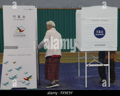 Séoul, Corée du Sud. 13 avr, 2016. Les gens de voter à un bureau de scrutin à Séoul, Corée du Sud, le 13 avril 2016. La Corée du Sud le mercredi le coup d'élection générale à l'échelle nationale afin d'élire 300 législateurs au Parlement, la commission électorale a déclaré. Cet établissement de crédit : Yao/Xinhua/Alamy Live News Banque D'Images