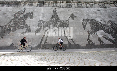 Rome le 12 avril 2016. La plus longue série de murales à Rome était juste terminé le long du Tibre par l'artiste sud-africain William Kentridge, intitulée 'Les victoires et se lamente'. L'artiste a utilisé une technique très simple, écologique pour réaliser les peintures : 'nettoyé' il la couche de smog couvrant les murs le long de la rivière avec la vapeur. La murale, 550mt de long et fait de 80 figures 10mt de haut, raconte l'histoire, faite de triomphes et déplore, de Rome. Banque D'Images