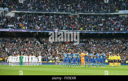 Madrid, Espagne. 12 avr, 2016. Les joueurs des deux équipes (chemise blanche) se tenir sur le terrain avant le quart de finale de la Ligue des Champions de football match match retour entre le Real Madrid et VfL Wolfsburg au Santiago Bernabeu à Madrid, Espagne, 12 avril, 2016. Photo : Carmen Jaspersen/dpa/Alamy Live News Banque D'Images