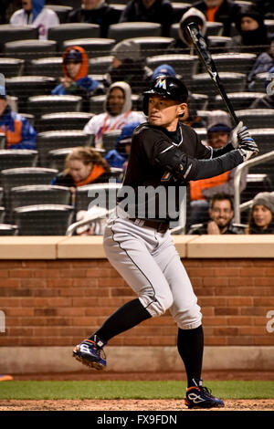 Flushing, New York, USA. 12 avr, 2016. Ichiro Suzuki (MLB) Marlins : Ichiro Suzuki des Marlins de Miami à la batte dans la septième manche de la Ligue majeure de baseball pendant les match entre les Mets de New York et Miami Marlins à Citi Field à Flushing, New York, United States . Credit : Hiroaki Yamaguchi/AFLO/Alamy Live News Banque D'Images