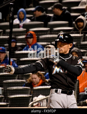 Flushing, New York, USA. 12 avr, 2016. Ichiro Suzuki (MLB) Marlins : Ichiro Suzuki des Marlins de Miami à la batte dans la septième manche de la Ligue majeure de baseball pendant les match entre les Mets de New York et Miami Marlins à Citi Field à Flushing, New York, United States . Credit : Hiroaki Yamaguchi/AFLO/Alamy Live News Banque D'Images