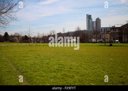 Finsbury Park, au nord de Londres, au Royaume-Uni. 13 avril, 2016. Météo France : Chaud et ensoleillé matin de printemps dans le nord de Londres, Finsbury Park Crédit : Dinendra Haria/Alamy Live News Banque D'Images