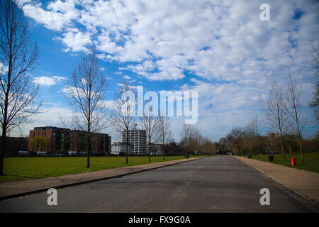 Finsbury Park, au nord de Londres, au Royaume-Uni. 13 avril, 2016. Météo France : printemps chaud et ensoleillé matin dans le nord de Londres, Finsbury Park Crédit : Dinendra Haria/Alamy Live News Banque D'Images