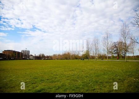 Finsbury Park, au nord de Londres, au Royaume-Uni. 13 avril, 2016. Météo France : Chaud et ensoleillé matin de printemps dans le nord de Londres, Finsbury Park Crédit : Dinendra Haria/Alamy Live News Banque D'Images