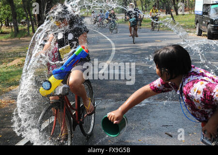 Bangkok, Thaïlande. 13 avr, 2016. Une femme au cours de l'eau éclabousse le Songkran Festival célébration près de Bangkok, Thaïlande, le 13 avril 2016. Songkran Festival, également connu sous le nom de Fête de l'eau, est célébré en Thaïlande comme le traditionnel jour de l'an, qui a débuté mercredi. Credit : Rachen Sageamsak/Xinhua/Alamy Live News Banque D'Images