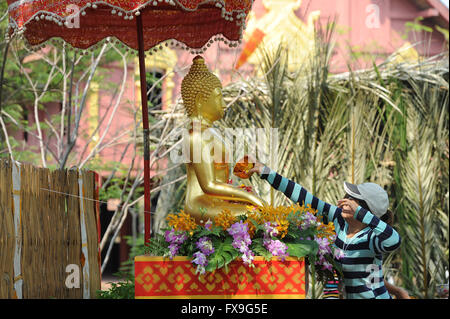 Bangkok, Thaïlande. 13 avr, 2016. Une femme verse de l'eau sur une statue de Bouddha au cours de la célébration du Festival de Songkran près de Bangkok, Thaïlande, le 13 avril 2016. Songkran Festival, également connu sous le nom de Fête de l'eau, est célébré en Thaïlande comme le traditionnel jour de l'an, qui a débuté mercredi. Credit : Rachen Sageamsak/Xinhua/Alamy Live News Banque D'Images