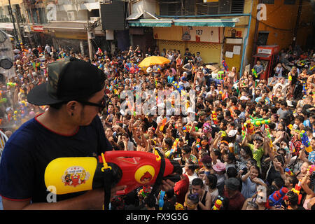 Bangkok, Thaïlande. 13 avr, 2016. Les thaïlandais prennent part à des armes à feu au cours de la bataille de l'eau de Songkran Festival célébration près de Bangkok, Thaïlande, le 13 avril 2016. Songkran Festival, également connu sous le nom de Fête de l'eau, est célébré en Thaïlande comme le traditionnel jour de l'an, qui a débuté mercredi. Credit : Rachen Sageamsak/Xinhua/Alamy Live News Banque D'Images