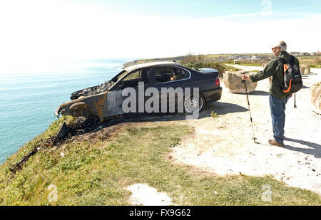 Voiture brûlée sur le bord de la falaise à Portland, Dorset, UK Banque D'Images