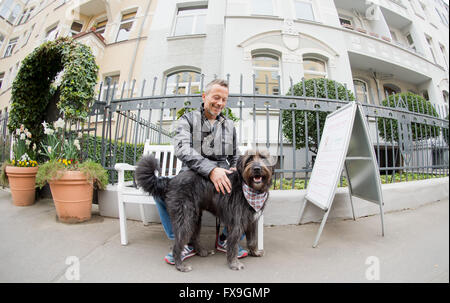 Hanovre, Allemagne. 13 avr, 2016. Rocé chien Toby part son propriétaire d'animal de se tenir en face d'un immeuble à appartements à Hanovre, Allemagne, 13 avril 2016. Des traces de pattes d'un chien a été trouvé sur les marches d'un immeuble à appartements à Hanovre et tribunal de district de Hanovre est maintenant en train d'examiner si les éraflures sur les étapes, à gauche par un chien, appartenait à Toby. PHOTO : JULIAN STRATENSCHULTE/dpa/Alamy Live News Banque D'Images