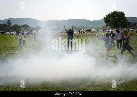 Idomeni, Grèce. 13 avr, 2016. Grèce / Macédoine/Idomeni frontière Gevgelija 13 avril 2016:des centaines de migrants ont tenté aujourd'hui de briser la barrière qui les sépare de la Macédoine, la police a répondu par des gaz lacrymogènes, des balles en caoutchouc et des bombes sonores après les migrants ont réussi à briser la barrière. Des dizaines de blessés et intoxiqués par les gaz lacrymogènes. Credit : Danilo Balducci/ZUMA/Alamy Fil Live News Banque D'Images