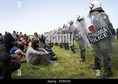 Eidonemi, Grèce. 13 avr, 2016. Grèce / Macédoine/Idomeni frontière Gevgelija 13 avril 2016:des centaines de migrants ont tenté aujourd'hui de briser la barrière qui les sépare de la Macédoine, la police a répondu par des gaz lacrymogènes, des balles en caoutchouc et des bombes sonores après les migrants ont réussi à briser la barrière. Des dizaines de blessés et intoxiqués par les gaz lacrymogènes. Credit : Danilo Balducci/ZUMA/Alamy Fil Live News Banque D'Images