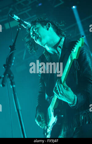 Milan Italie. 12 avril 2016. Le groupe de rock alternatif anglais le 1975 il se produit sur scène à Fabrique de présenter leur nouvel album 'J'aime quand vous dormez vous êtes si beau et pourtant si ignore' Credit : Rodolfo Sassano/Alamy Live News Banque D'Images