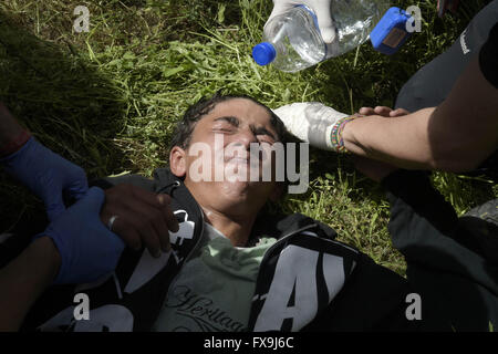 Eidonemi, Grèce. 13 avr, 2016. Grèce / Macédoine/Idomeni frontière Gevgelija 13 avril 2016:des centaines de migrants ont tenté aujourd'hui de briser la barrière qui les sépare de la Macédoine, la police a répondu par des gaz lacrymogènes, des balles en caoutchouc et des bombes sonores après les migrants ont réussi à briser la barrière. Des dizaines de blessés et intoxiqués par les gaz lacrymogènes. Credit : Danilo Balducci/ZUMA/Alamy Fil Live News Banque D'Images