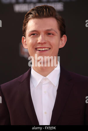 Hollywood, CA, USA. 12 avr, 2016. 12 avril 2016 - Hollywood, Californie - Tom Holland. ''Captain America : Guerre Civile'' Première mondiale tenue au Kodak Theater. Crédit Photo : © Sammi Sammi/AdMedia/AdMedia/ZUMA/Alamy Fil Live News Banque D'Images