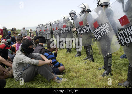 Eidonemi, Grèce. 13 avr, 2016. Grèce / Macédoine/Idomeni frontière Gevgelija 13 avril 2016:des centaines de migrants ont tenté aujourd'hui de briser la barrière qui les sépare de la Macédoine, la police a répondu par des gaz lacrymogènes, des balles en caoutchouc et des bombes sonores après les migrants ont réussi à briser la barrière. Des dizaines de blessés et intoxiqués par les gaz lacrymogènes. Credit : Danilo Balducci/ZUMA/Alamy Fil Live News Banque D'Images