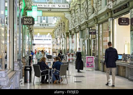 Bruxelles, Belgique. 13 avr, 2016. Les gens assis dans le restaurant le 13 avril 2016, sont de bons signes pour affaires horeca après les attentats terroristes à Bruxelles, Belgique. Credit : Skyfish/Alamy Live News Banque D'Images