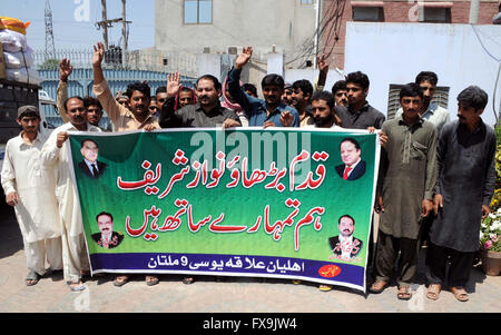 Le Pakistan. 13 avril, 2016. Dirigeants et militants de la Ligue musulmane (PML-N) chant des slogans en faveur du Premier Ministre Muhammad Nawaz Sharif lors de manifestation de protestation à Multan le Mercredi, Avril 13, 2016. Credit : Asianet-Pakistan/Alamy Live News Banque D'Images