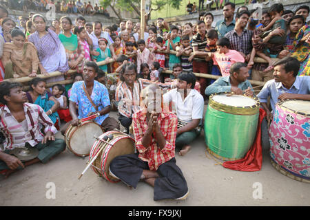 Dhaka, Bangladesh. 13 avr, 2016. Hindu consacre bangladais se sont réunis pour célébrer le Charak Puja à Dhaka, au Bangladesh. © Suvra Kanti Das/ZUMA/Alamy Fil Live News Banque D'Images