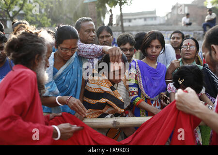 Dhaka, Bangladesh. 13 avr, 2016. Hindous bangladeshis donnent de l'argent qu'ils prennent part à une activité rituelle appelée Charak Puja à Dhaka, au Bangladesh. © Suvra Kanti Das/ZUMA/Alamy Fil Live News Banque D'Images