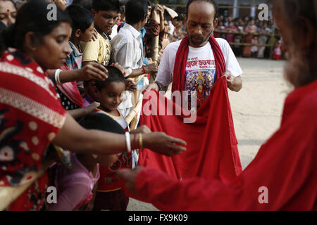 Dhaka, Bangladesh. 13 avr, 2016. Hindous bangladeshis donnent de l'argent qu'ils prennent part à une activité rituelle appelée Charak Puja à Dhaka, au Bangladesh. © Suvra Kanti Das/ZUMA/Alamy Fil Live News Banque D'Images